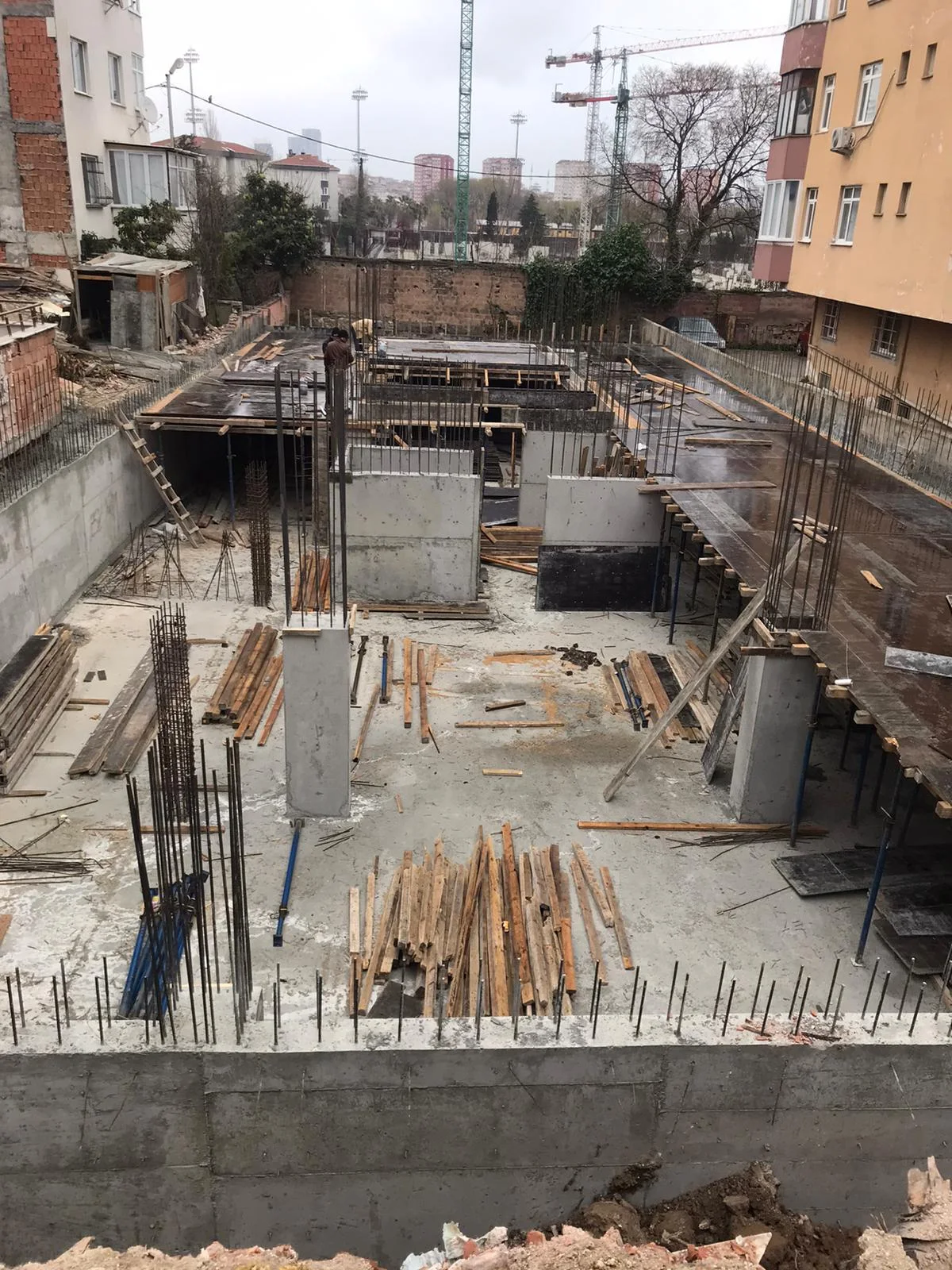 Barış Apartmanı betonarme yapım aşaması