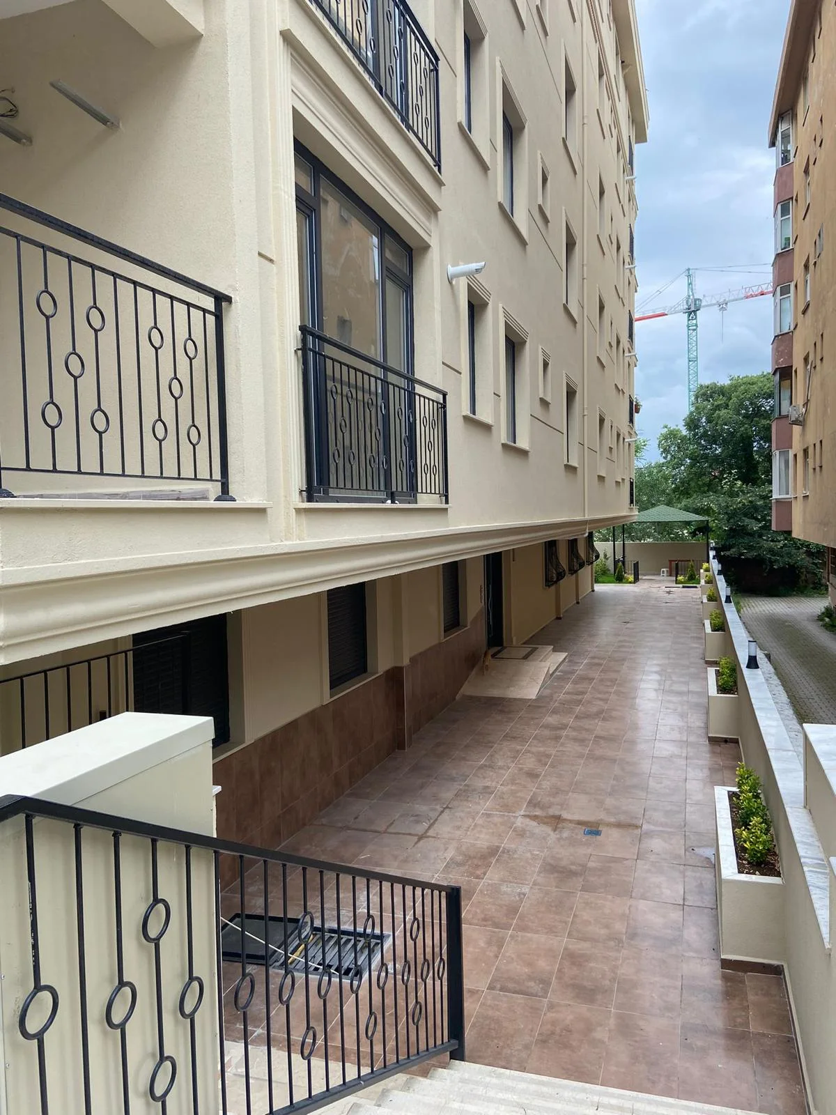 Barış Apartmanı yan cephe ve çevre düzenlemesi